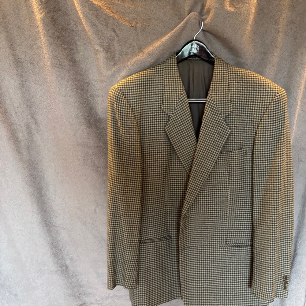 ARMANI men's 2 button grey plaid sport coat, Size 42L (US)